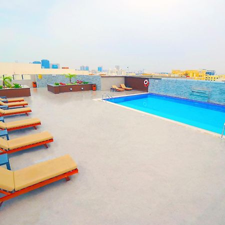 The Grand Lux Hotel ドーハ エクステリア 写真 Rooftop pool at the hotel