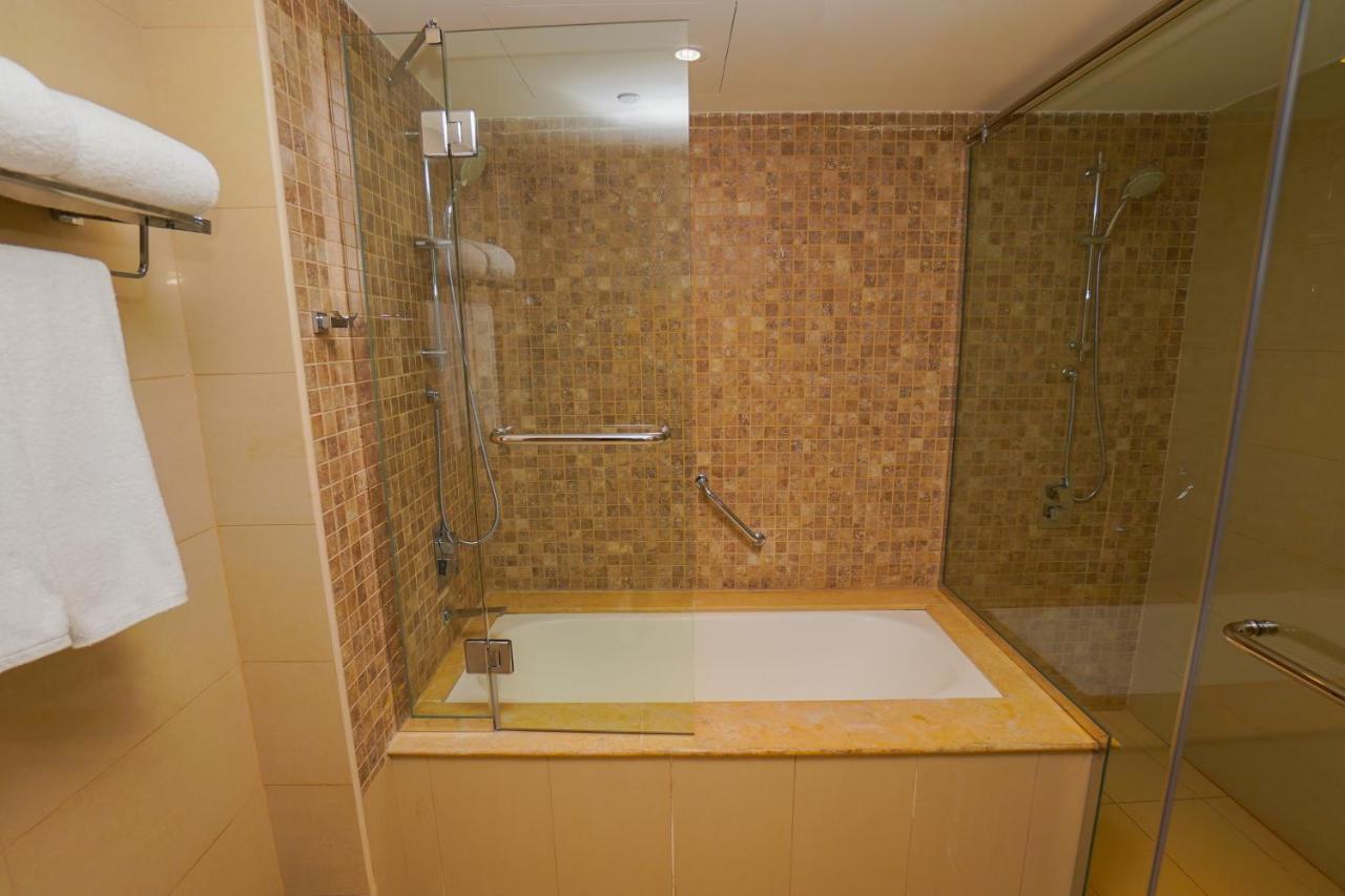 The Grand Lux Hotel ドーハ エクステリア 写真 A bathtub with a shower enclosure