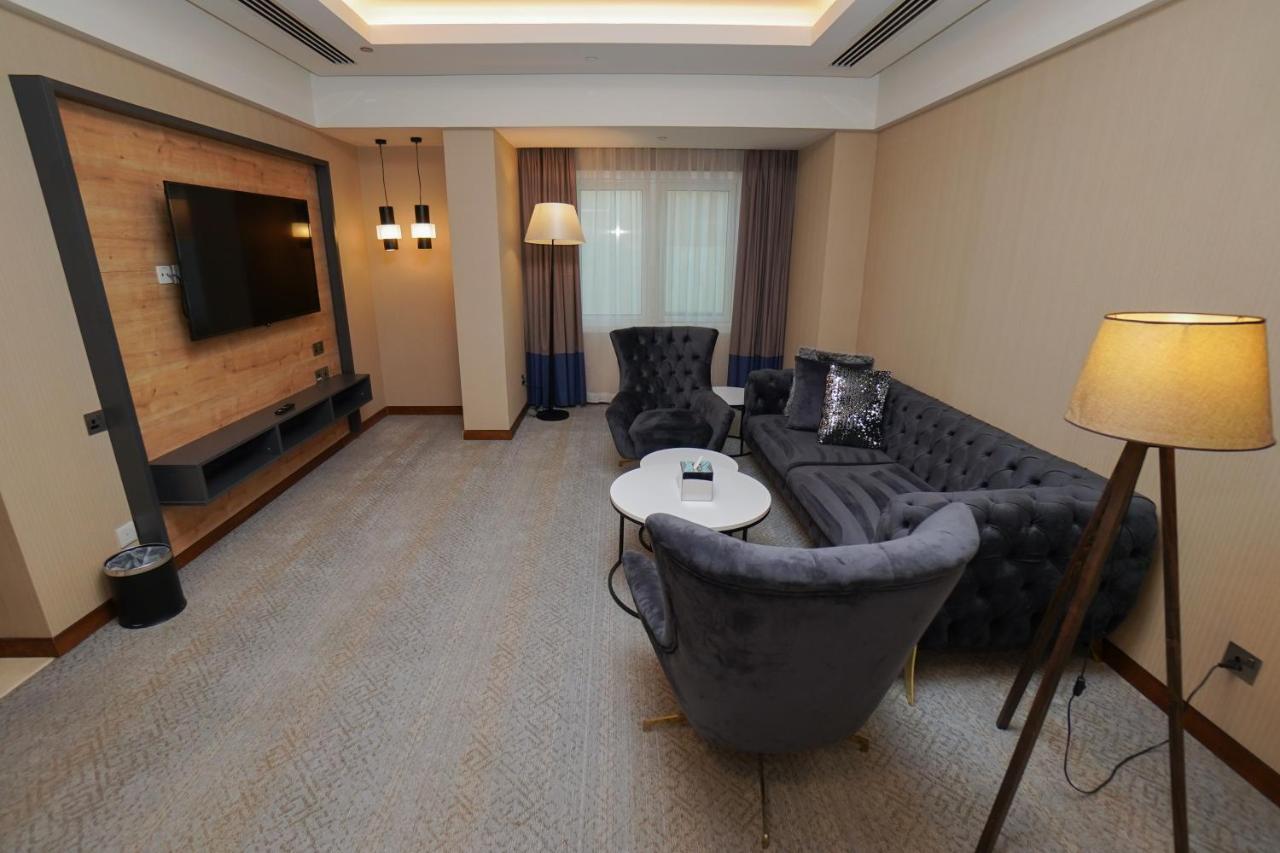 The Grand Lux Hotel ドーハ エクステリア 写真 A living room in a hotel suite