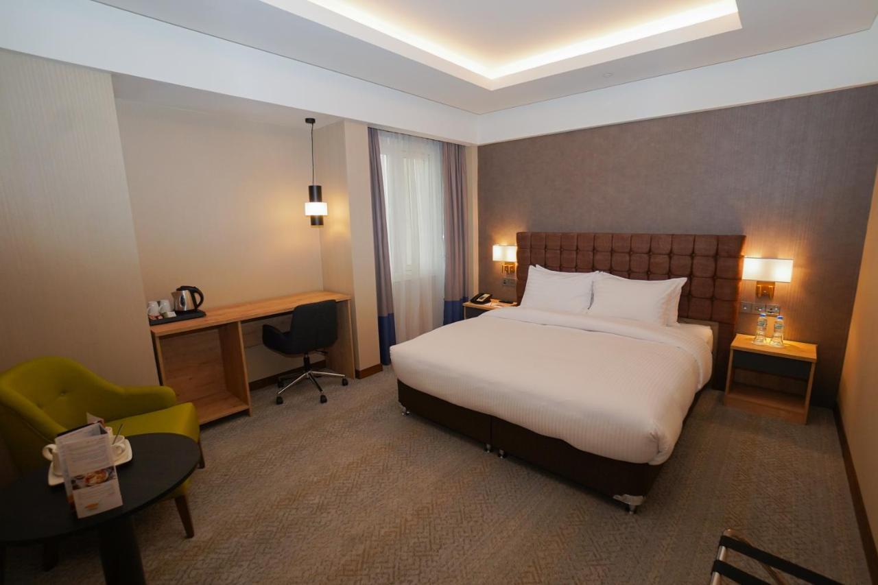 The Grand Lux Hotel ドーハ エクステリア 写真 A room at the hotel
