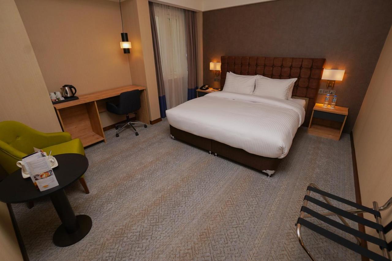 The Grand Lux Hotel ドーハ エクステリア 写真 A room at the hotel