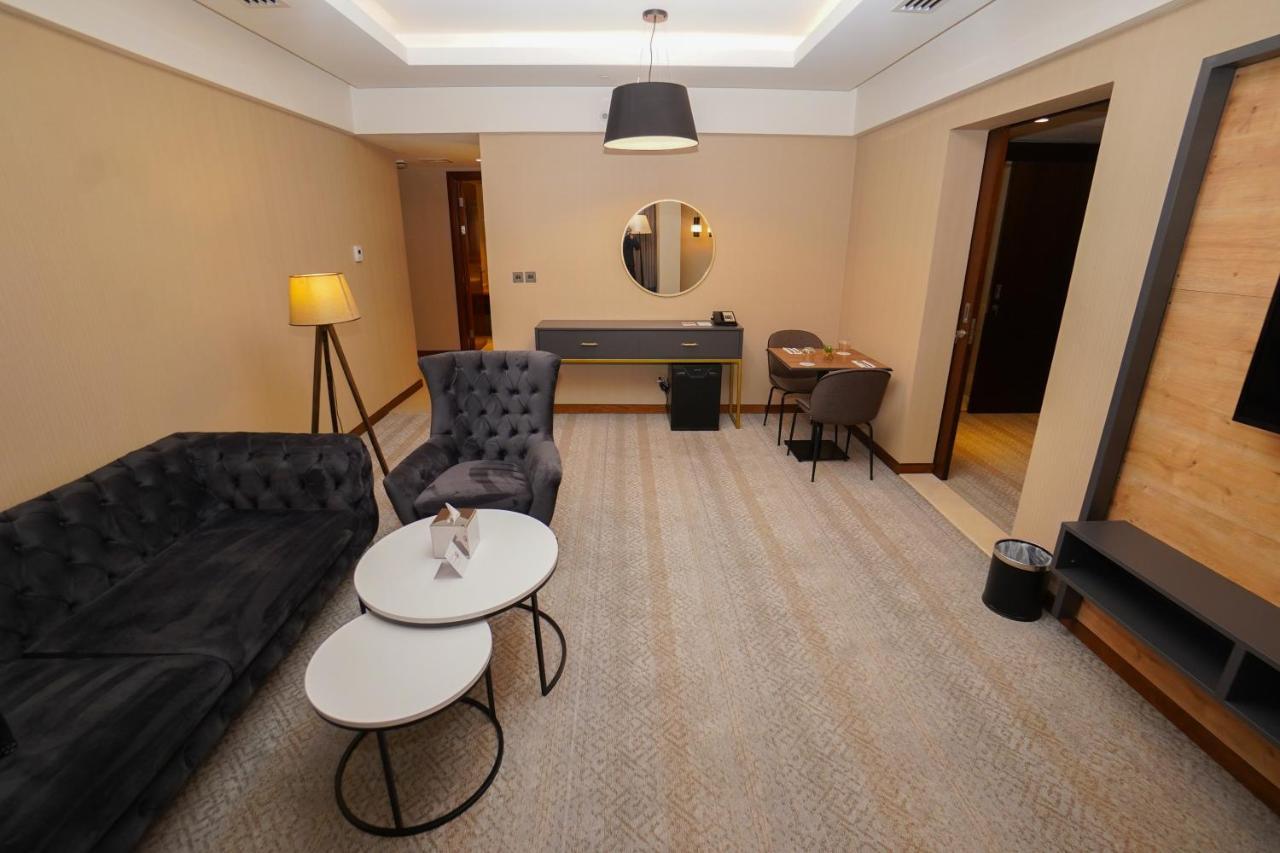 The Grand Lux Hotel ドーハ エクステリア 写真 A suite at the hotel