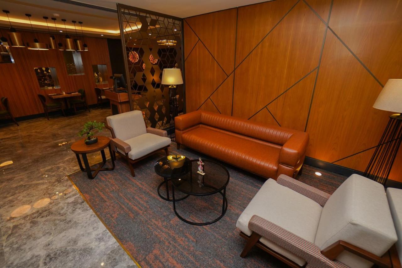 The Grand Lux Hotel ドーハ エクステリア 写真 The interior of the hotel