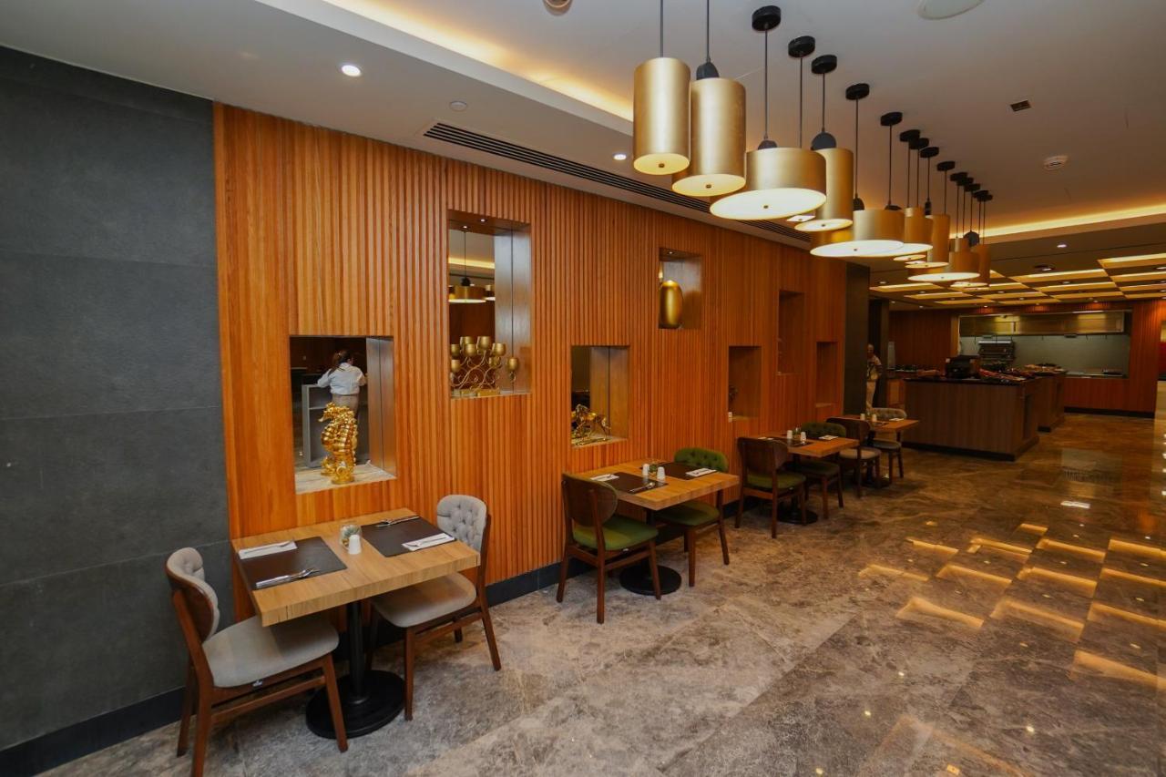 The Grand Lux Hotel ドーハ エクステリア 写真 The interior of the restaurant