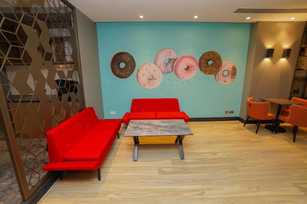The Grand Lux Hotel ドーハ エクステリア 写真 The interior of a Dunkin' Donuts in Paris, France