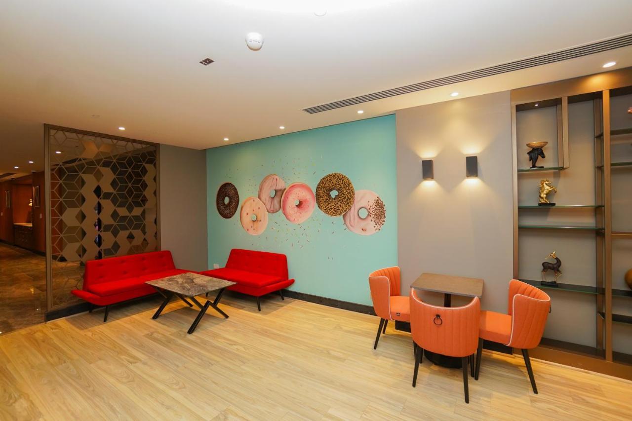 The Grand Lux Hotel ドーハ エクステリア 写真 The lounge at the airport