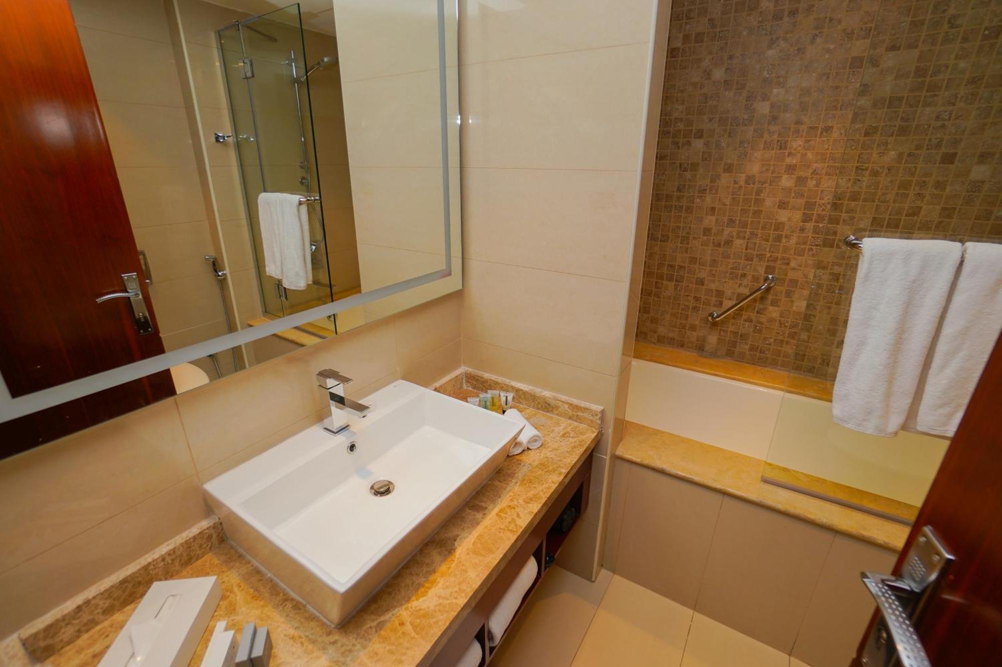 The Grand Lux Hotel ドーハ エクステリア 写真 Bathroom