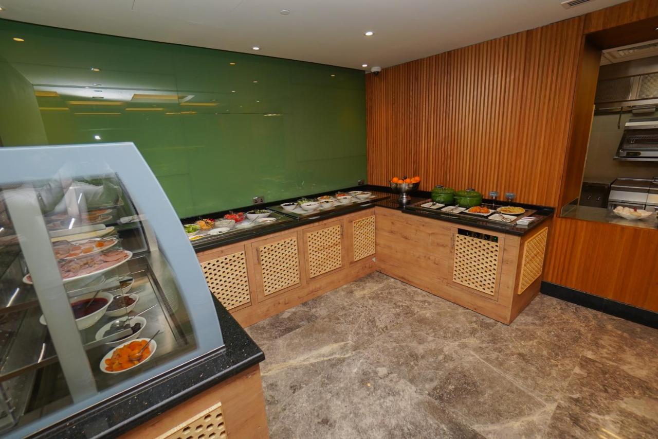 The Grand Lux Hotel ドーハ エクステリア 写真 A salad bar at a hotel